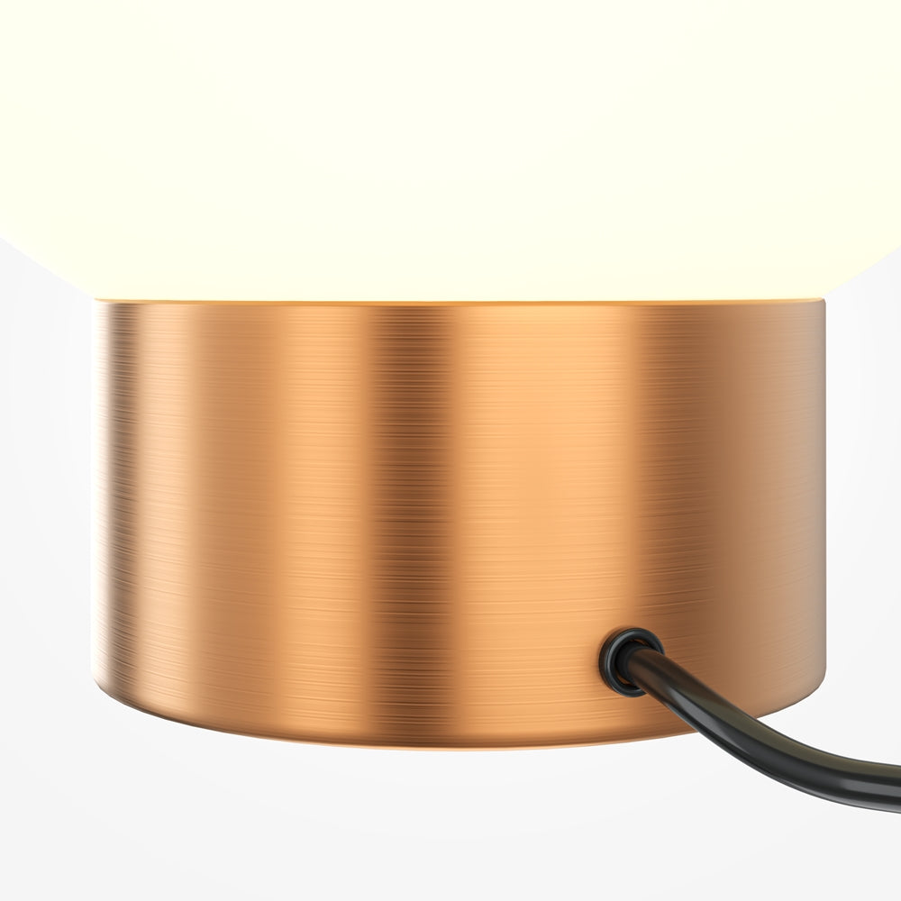 Une Lampe de Chevet en forme de Boule, fabriquée en Verre. Minimaliste et élégante.